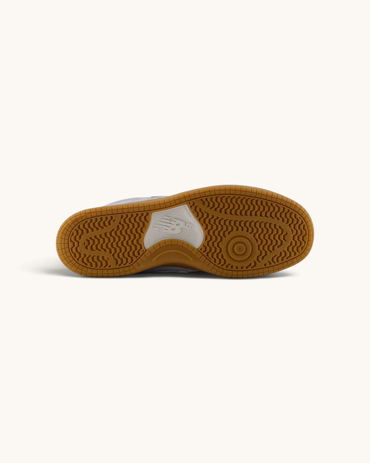 Suela de goma color caramelo de los tenis FRIDAY.COM.CO New Balance Numeric 480 con patrón de tracción para skate