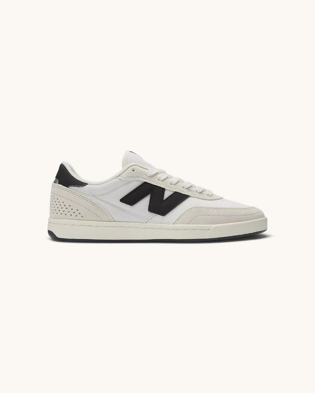 Tenis de skate FRIDAY.COM.CO New Balance Numeric 440v2 en color sea salt con detalles en negro y ante