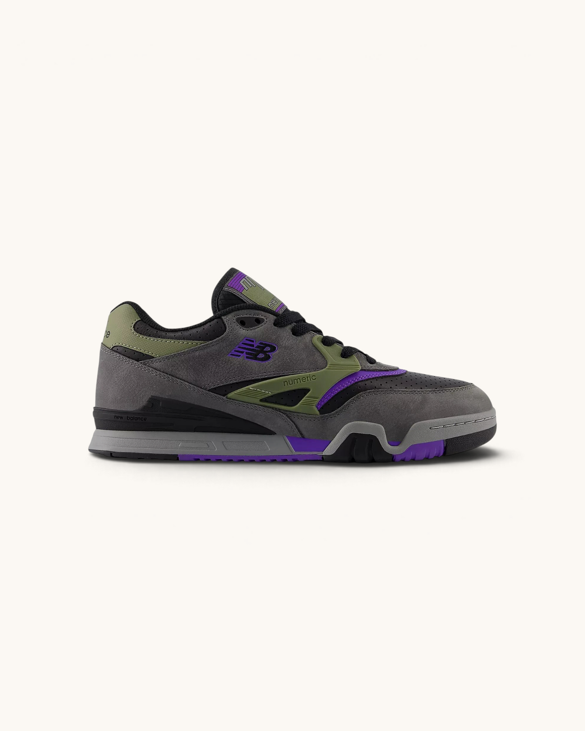 Tenis de skate FRIDAY.COM.CO New Balance Numeric 770 en gris, verde oliva y detalles en morado con suela resistente.