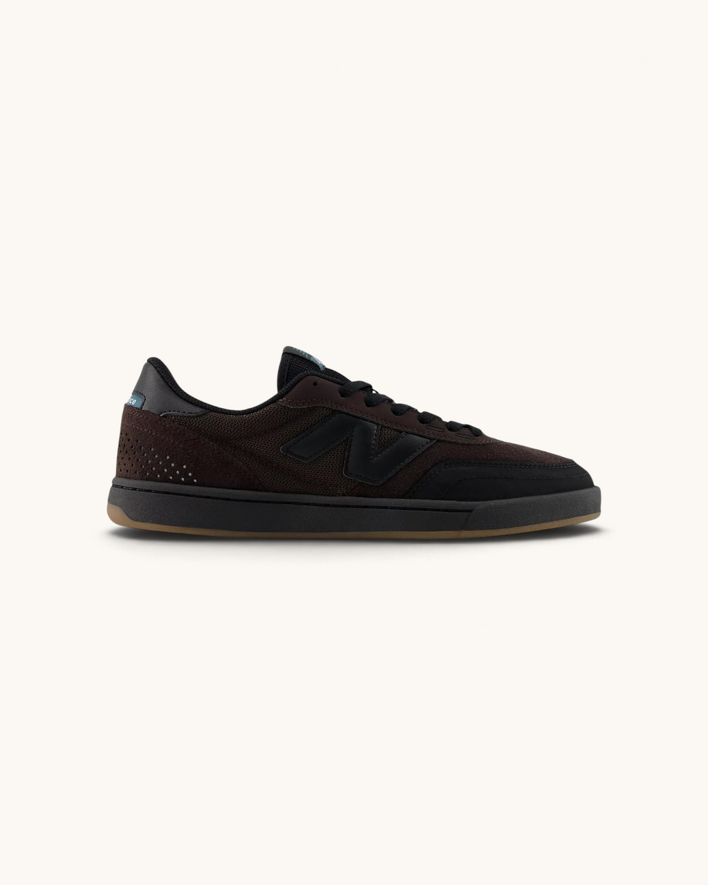 Tenis de skate FRIDAY.COM.CO New Balance Numeric 440v2 en ante y malla color marrón con detalles en negro