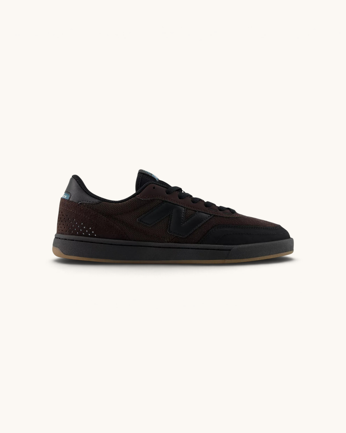 Tenis de skate FRIDAY.COM.CO New Balance Numeric 440v2 en ante y malla color marrón con detalles en negro