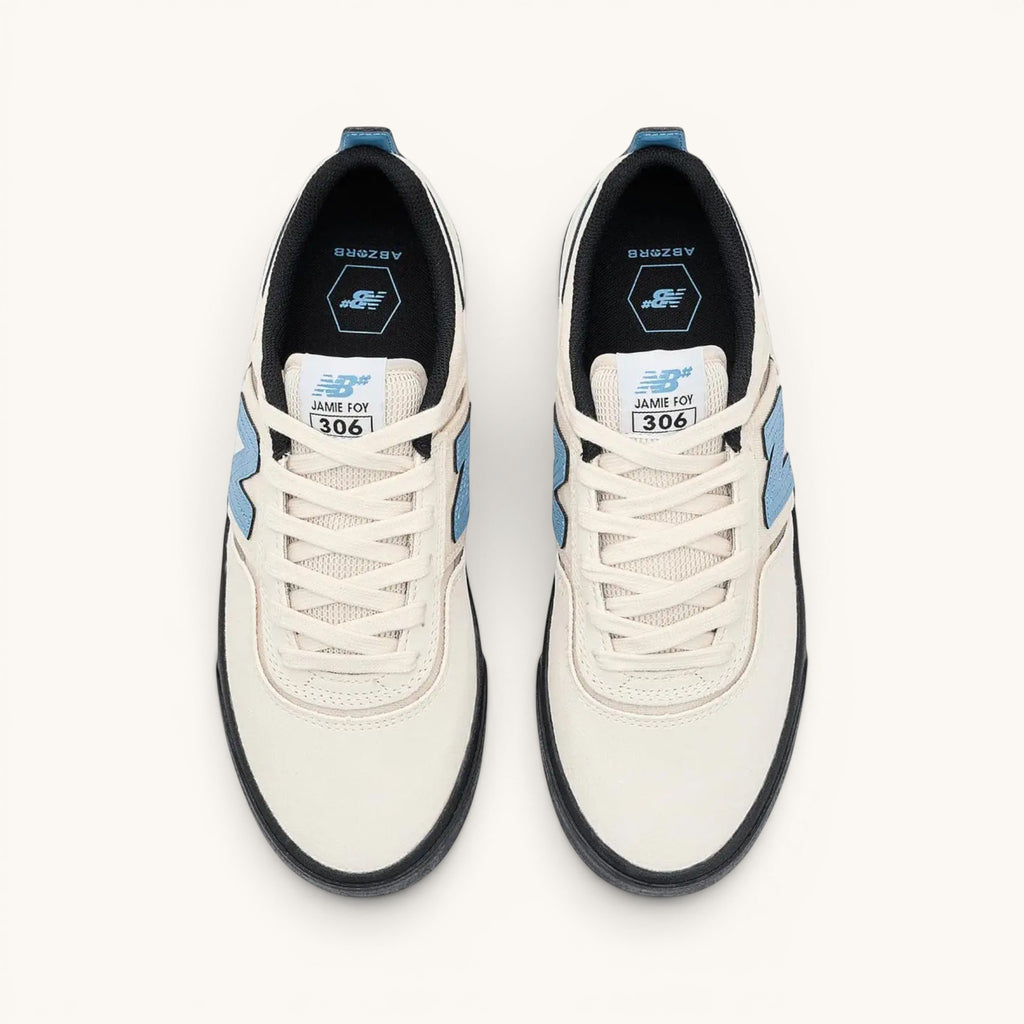 Tenis New Balance Numeric 306 Sea Salt/Black de ante y malla con detalles azules y suela negra. Diseñados para skate.