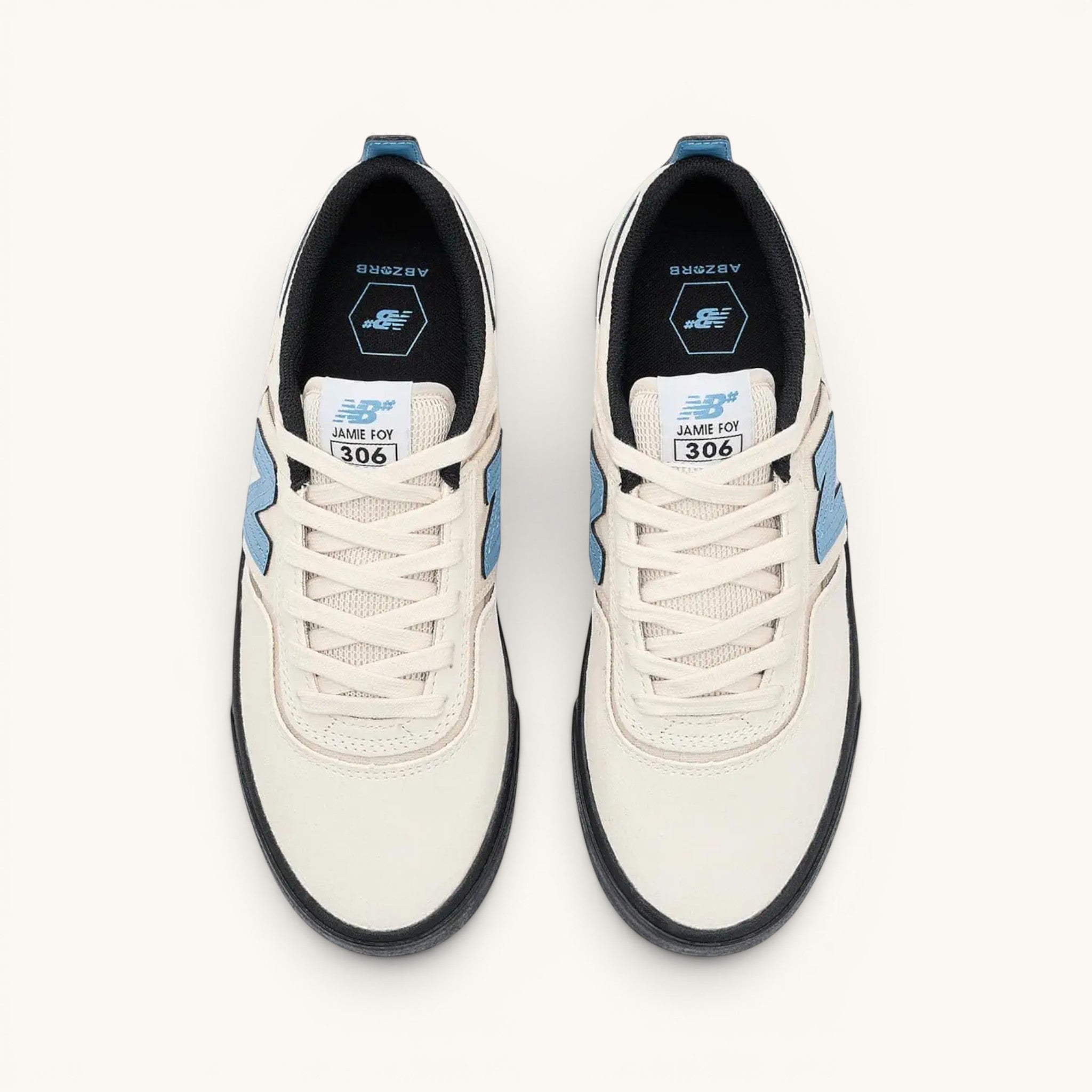 Tenis New Balance Numeric 306 Sea Salt/Black de ante y malla con detalles azules y suela negra. Diseñados para skate.