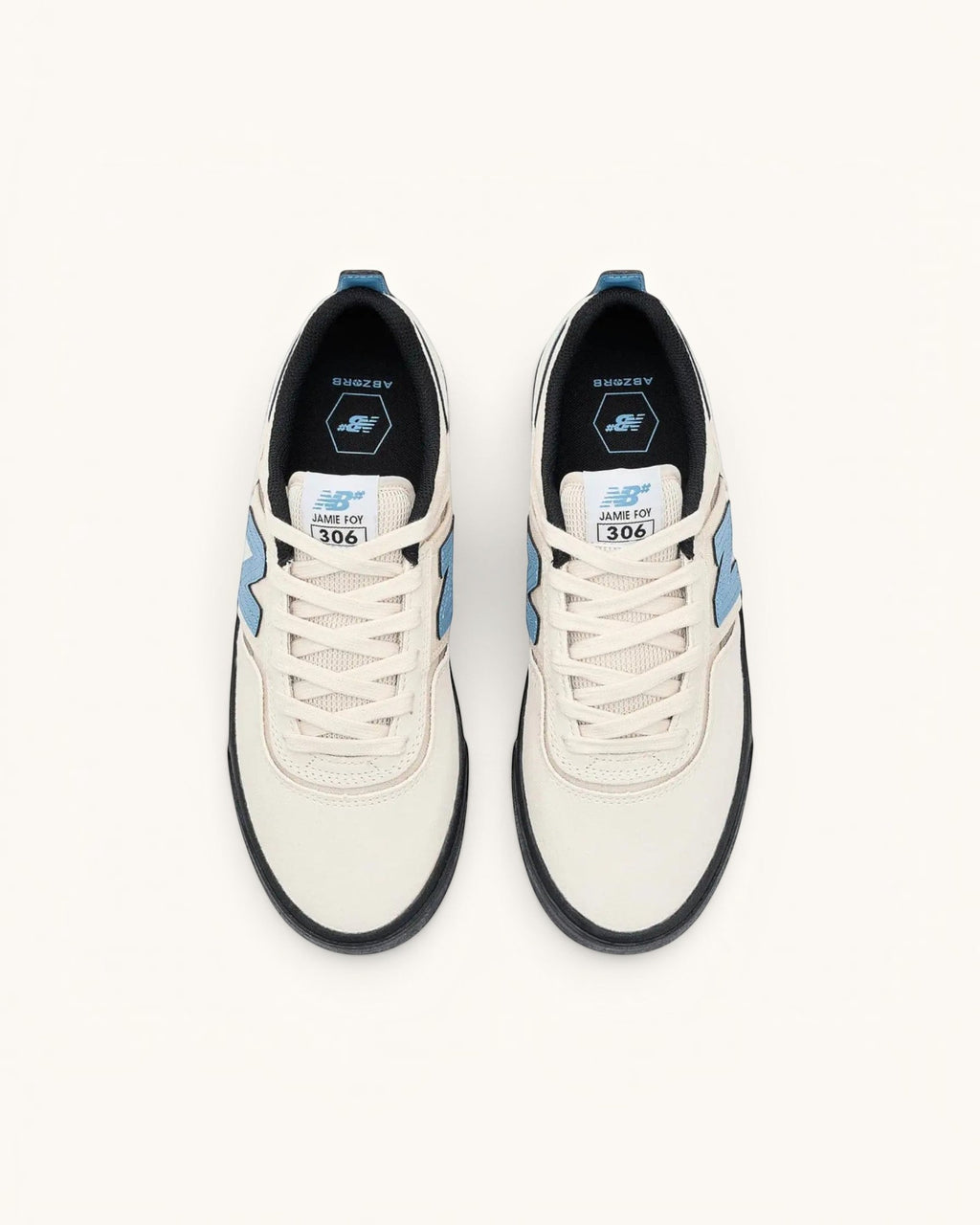 Tenis New Balance Numeric 306 Sea Salt/Black de ante y malla con detalles azules y suela negra. Diseñados para skate.