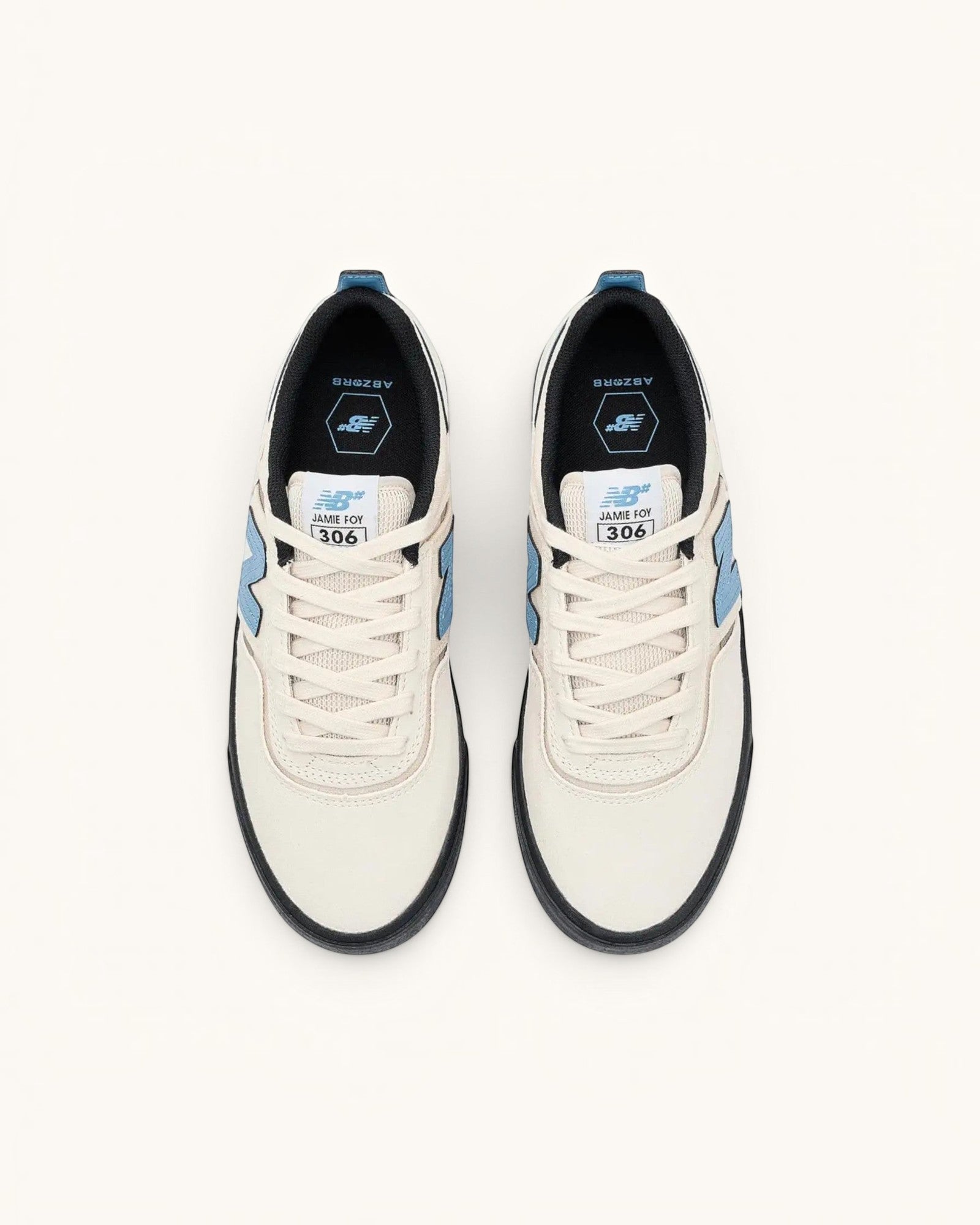 Tenis New Balance Numeric 306 Sea Salt/Black de ante y malla con detalles azules y suela negra. Diseñados para skate.