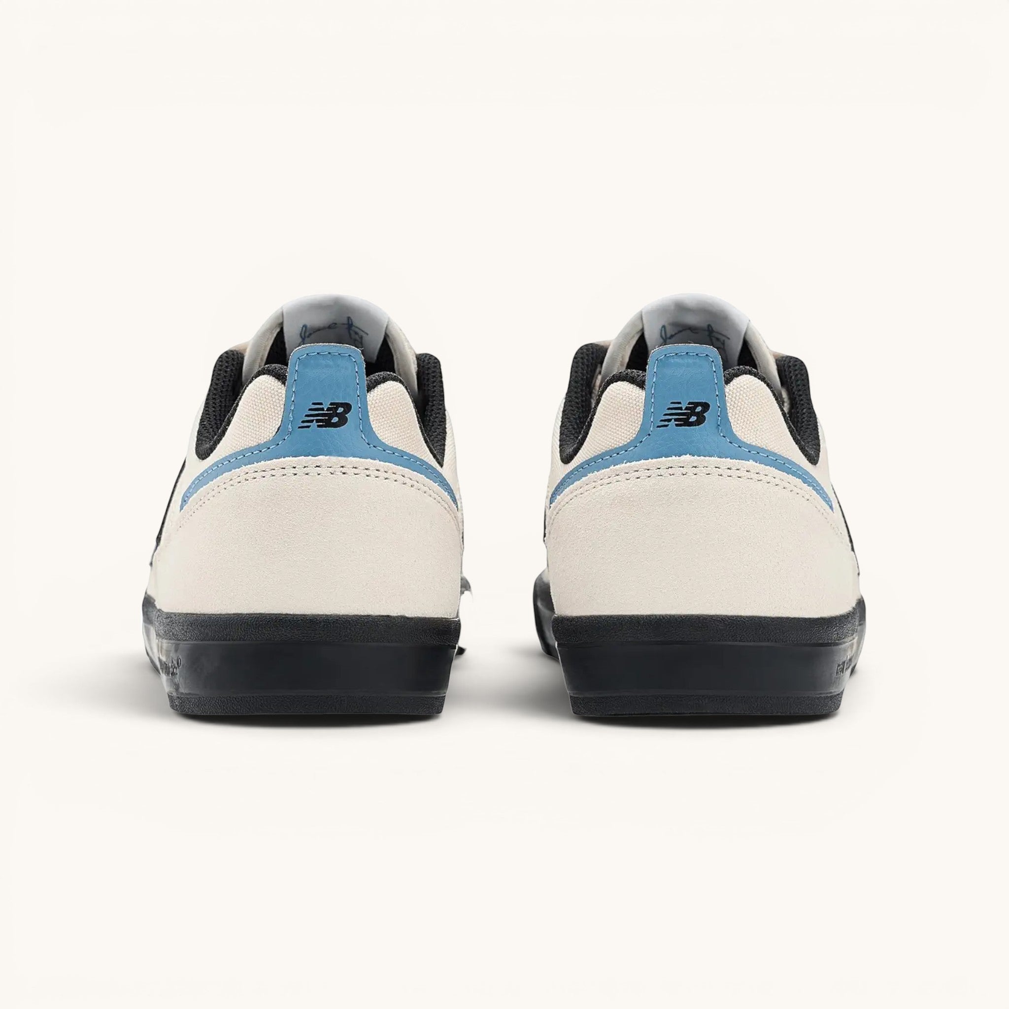 Tenis New Balance Numeric 306 de ante color sal marina y negro, con detalles azules y suela vulcanizada.