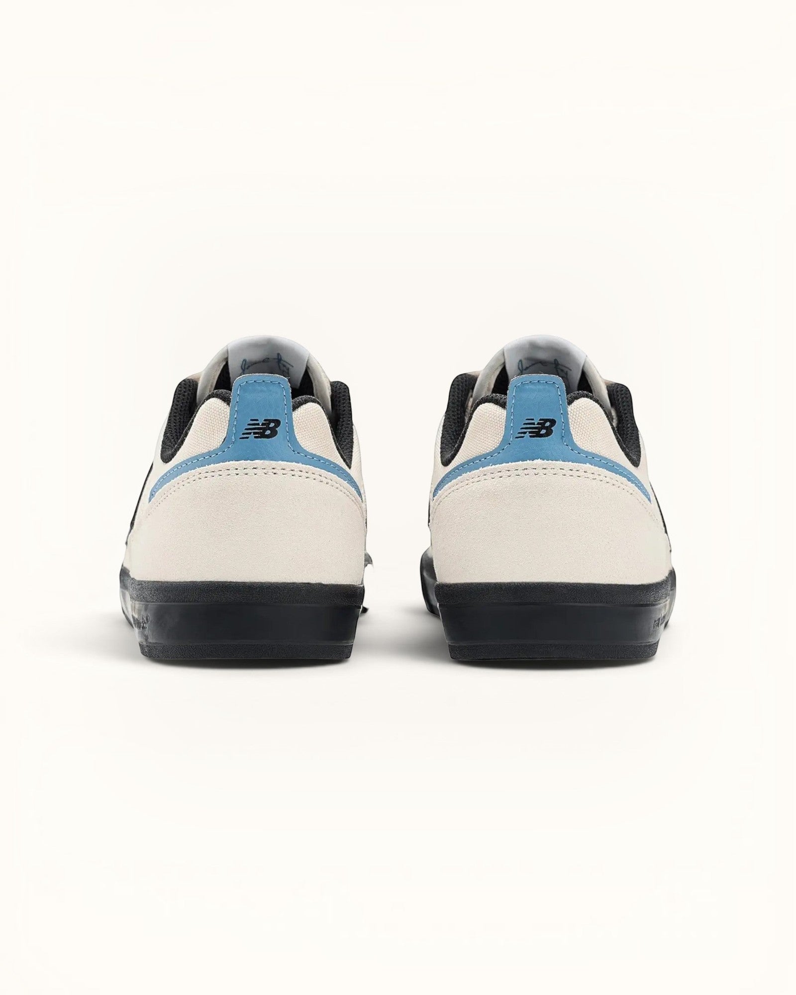 Tenis New Balance Numeric 306 de ante color sal marina y negro, con detalles azules y suela vulcanizada.