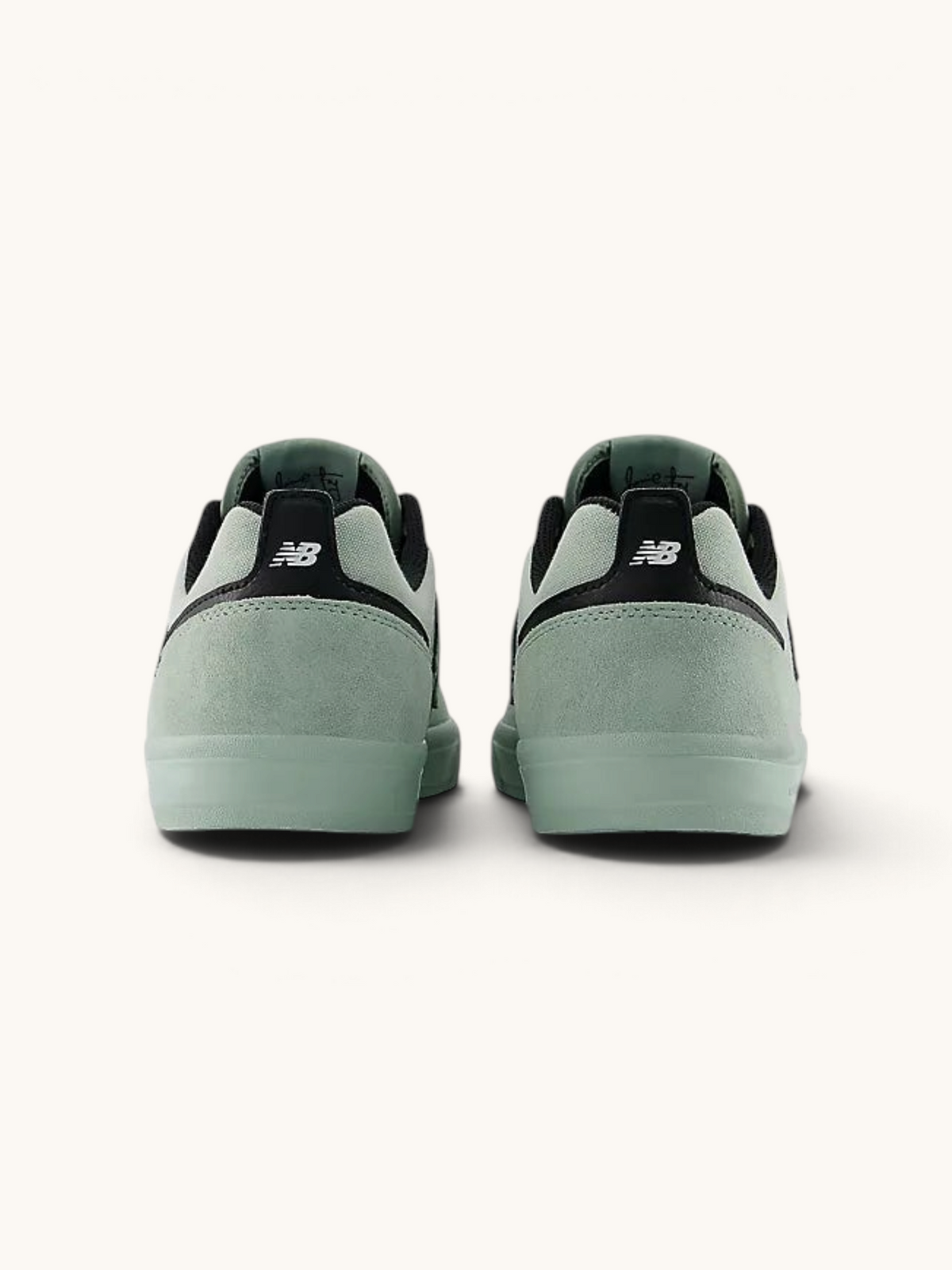 Vista trasera de las zapatillas de skate FRIDAY.COM.CO New Balance Numeric 306 en ante verde y malla con suela plana