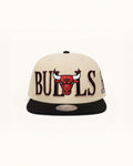 Gorra Mitchell & Ness Chicago Bulls Across The Board Cream & Black Snapback