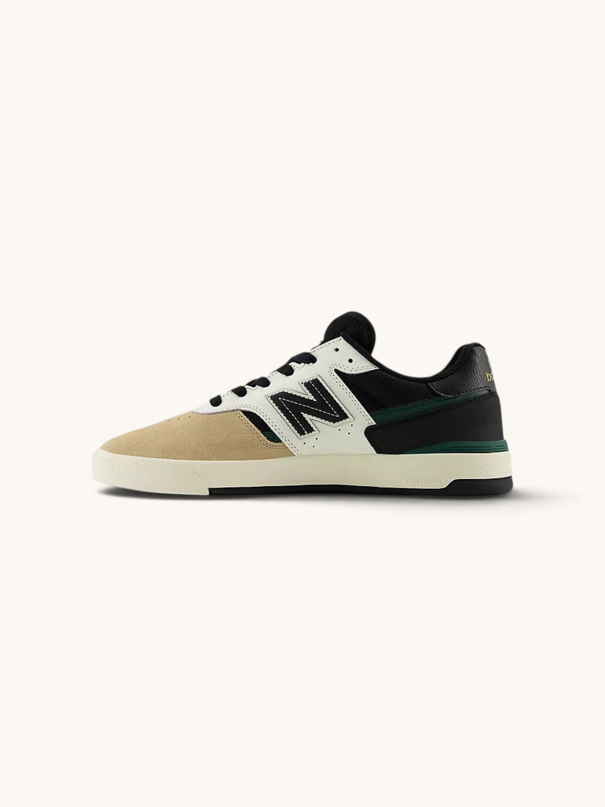 Zapatillas de skate FRIDAY.COM.CO New Balance Numeric 306 en ante beige, cuero negro y detalles en verde oscuro.