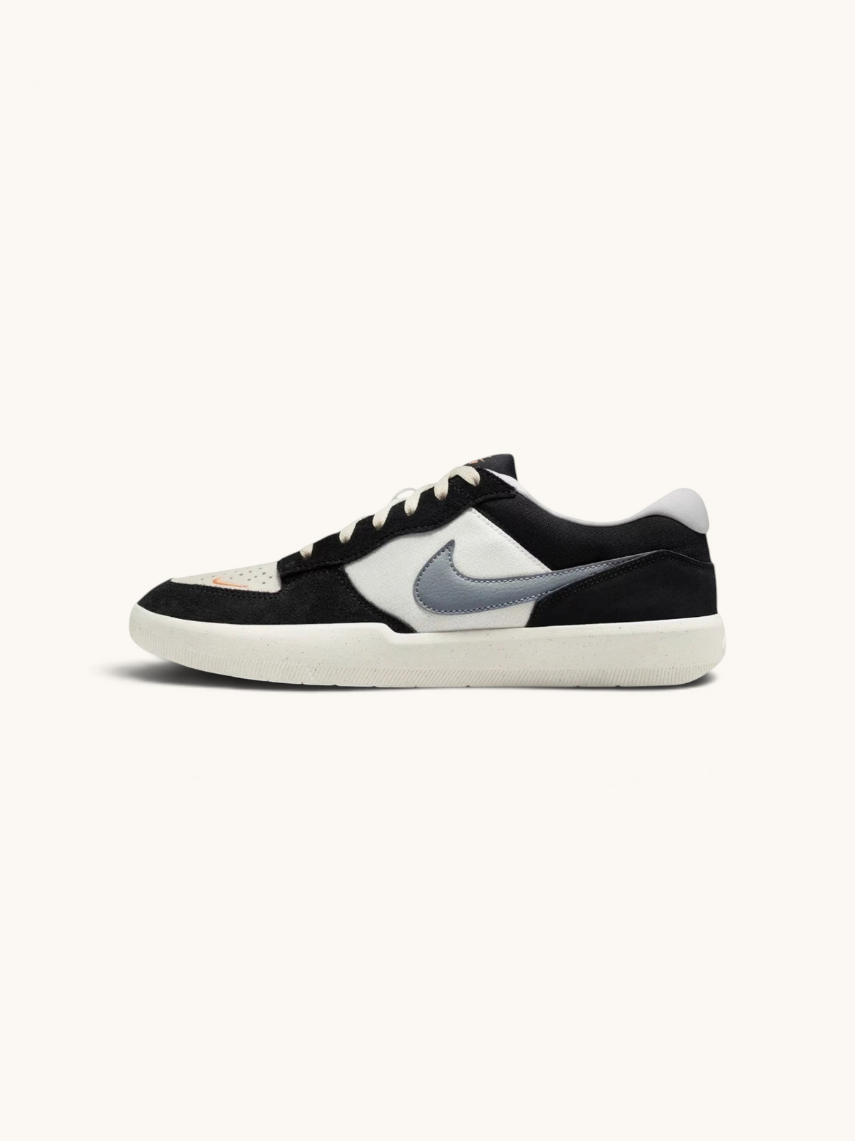 Zapatillas de skate FRIDAY.COM.CO Nike SB Force 58 en cuero y gamuza color blanco, negro y gris con suela de goma.